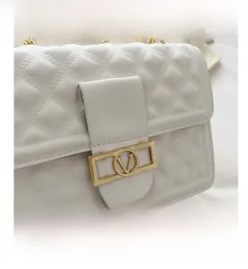 Detailansicht aus weißem gestepptem PU-Leder mit goldenem V-Logo-Verschluss an der Tasche