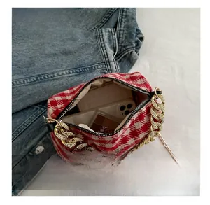 Vue détaillée du sac à carreaux rouge et blanc avec chaîne dorée et capacité intérieure