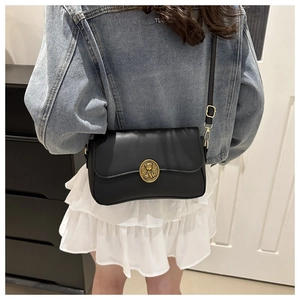 Piccola borsa a tracolla nera minimalista con fibbia dorata e design vintage elegante