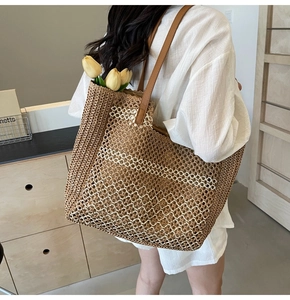 Détail du sac cabas en paille tressé à rayures au crochet et bandoulière en cuir