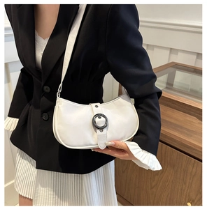 Dettaglio della borsa hobo a mezzaluna bianca con anello decorativo in metallo nero