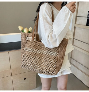 Détail du sac cabas en maille tissée avec anses en cuir marron et décor de tulipe