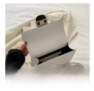 Innenansicht der weißen Stepptasche mit Platz für das Handy und goldener Kette