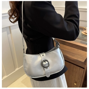 Borsa sottobraccio semicircolare in argento metallizzato con fibbia in metallo