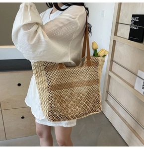 Sac fourre-tout tissé avec texture en maille et lanières en similicuir marron rétro