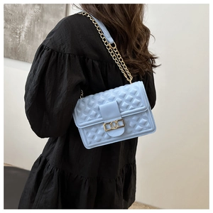 Detailaufnahme einer hellblauen Stepptasche mit goldener Kette und Verschluss