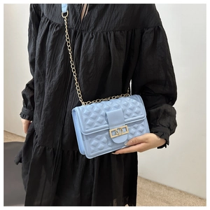 Hellblaue Stepptasche mit Kettenriemen, geometrischer Prägung und goldenem V-Verschluss