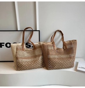 Détail de sacs cabas en paille tissée à la main avec rayures et anses en cuir PU marron