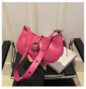 Dettaglio della borsa hobo rosa acceso con fibbia circolare argento e occhielli in metallo