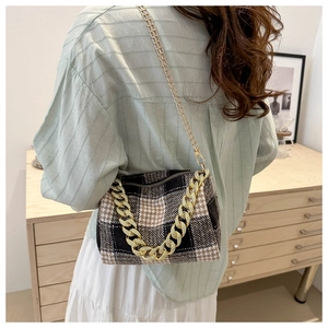 Sac polochon vintage à carreaux avec chaîne dorée épaisse et fini texturé