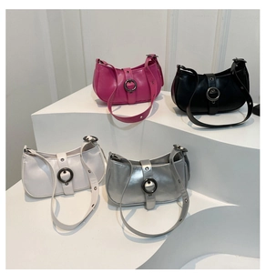 Quattro borse hobo in fucsia, nero, bianco e argento esposte su gradini bianchi