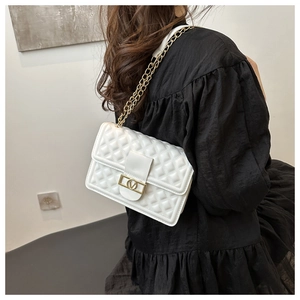 Detail der weißen Stepptasche mit goldener Kette und V-Logo Metallschnallenverschluss