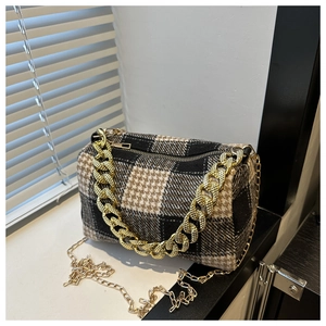 Vue détaillée du sac polochon à carreaux en maille avec grosse chaîne dorée chic