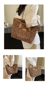Détail d'un sac cabas léopard montrant la texture du tissu et sa grande capacité