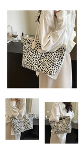 Détails du grand sac cabas imprimé léopard avec texture toile et anses en cuir