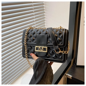 Detail der schwarzen Stepptasche mit goldener Kette und V-Logo-Metallverschluss aus Leder