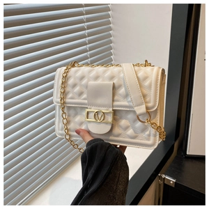 Nahaufnahme einer weißen gesteppten Lederhandtasche mit goldener V-Schnalle und Kettenriemen