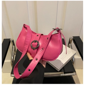 Borsa sottobraccio semitonda rosa con fibbia in metallo e tracolla con occhielli, vista lifestyle