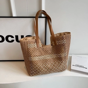 Sac cabas en paille avec anses en cuir marron et design en maille creuse rayée