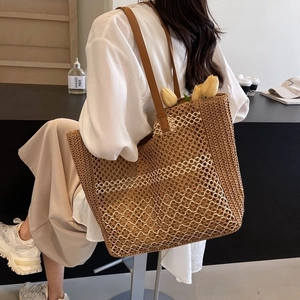 Sac cabas rétro en paille tressée avec motifs de vagues blanches et anses brunes