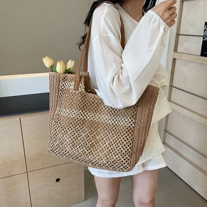 Sac cabas en paille tissée marron avec motifs à vagues et fines lanières en cuir