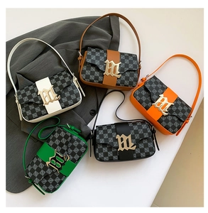 Borse a scacchi in cinque colori con grandi fibbie metalliche dorate hardware