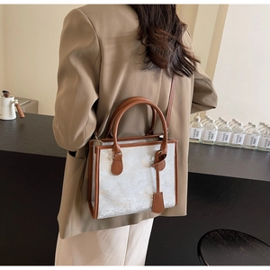 Sac fourre-tout rétro contrasté, texture soie, fini gris argenté et anses en cuir brun
