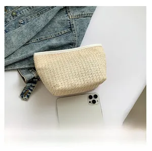 Dettaglio della trama intrecciata beige e del bordo in pelle PU bianca della borsa
