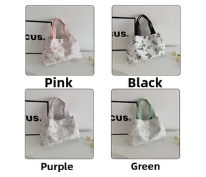Quatre sacs cabas en toile colorés avec d'élégants motifs papillons en rose, noir, violet et vert