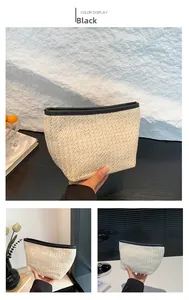 Dettaglio della pochette in paglia con bordo in pelle nera e trama naturale