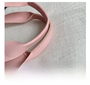 Détail du sac cabas en cuir rose avec une bandoulière large et confortable et des coutures