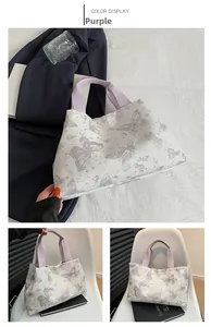 Vue détaillée du sac cabas en toile crème avec motifs papillons violets et anses tissées