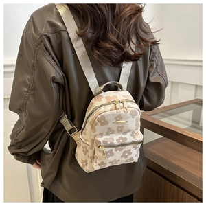 Mini sac à dos brodé de fleurs pour femme avec bretelles réglables sur modèle