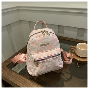 Mini sac à dos rose pour femme avec broderie florale et détails métalliques dorés chic