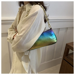 Dettaglio borsa a spalla arcobaleno metallizzata con catena dorata a maglie larghe