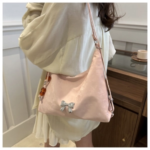 Elegante borsa hobo rosa con fiocco argento e ciondolo di ambra per donne alla moda