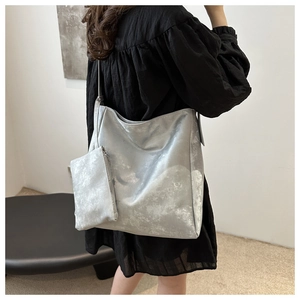 Grande borsa tote argento metallizzato con pochette abbinata, vista posteriore moda