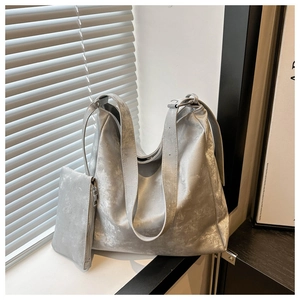 Grande borsa tote morbida in PU grigio argento con piccola bustina abbinata coordinata
