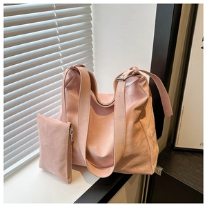 Borsa tote in camoscio rosa con pochette abbinata e dettagli in luce naturale