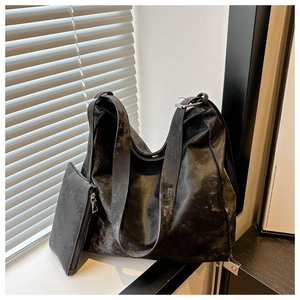Dettaglio del set di borse in pelle PU nera retrò con astuccio coordinato e fibbie metalliche
