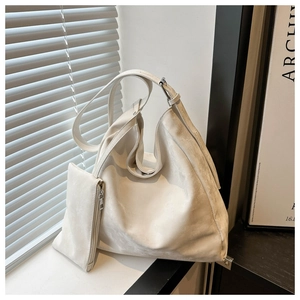 Borsa hobo bianca minimalista con fibbia argentata e astuccio coordinato con zip