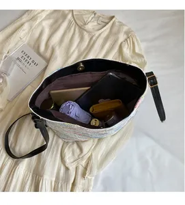 Sac fourre-tout tissé coloré montrant l'espace intérieur pour les objets du quotidien