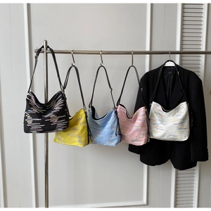 Sac bandoulière demi-lune chic multicolore avec motifs brodés ondulés artistiques