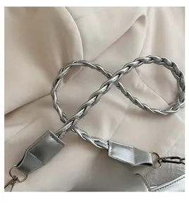 Détail de la poignée tressée argentée avec mousquetons métalliques pour sac à main