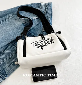Détail du sac bandoulière blanc Fashion Sport avec sangle noire et téléphone pour échelle