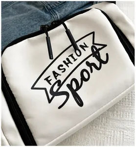 Détail du sac de sport blanc en nylon avec double fermeture éclair et imprimé Fashion Sport