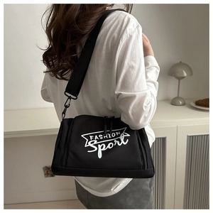 Détail de la bandoulière réglable et imprimé Fashion Sport blanc sur un sac bandoulière noir