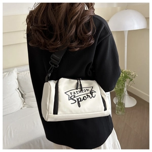 Gros plan d'un sac bandoulière blanc minimaliste avec logo Fashion Sport et sangle noire