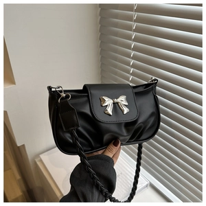 Sac plissé noir élégant avec nœud argenté et bandoulière en cuir tressé