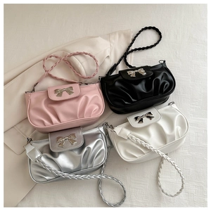 Sac à main nuage plissé en PU rose noir argent et blanc avec nœud en métal et bandoulière
